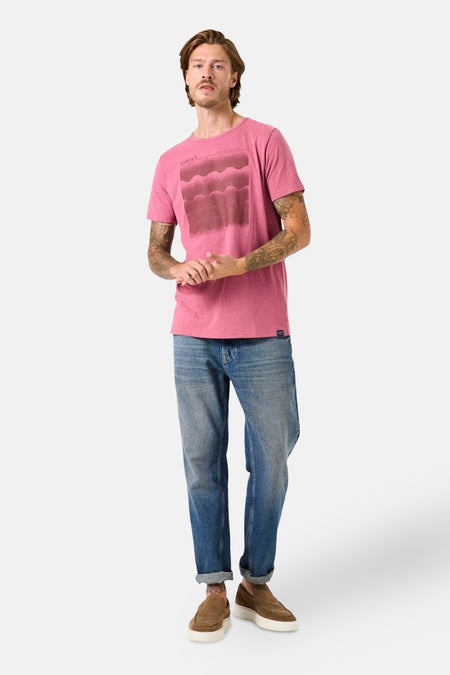 Roze T-shirt met korte mouwen van GARCIA, met een grafische print en gedragen met een spijkerbroek en casual schoenen.