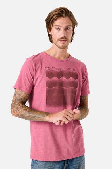 Roze T-shirt met korte mouwen van GARCIA, met een abstract grafisch patroon op de voorkant.