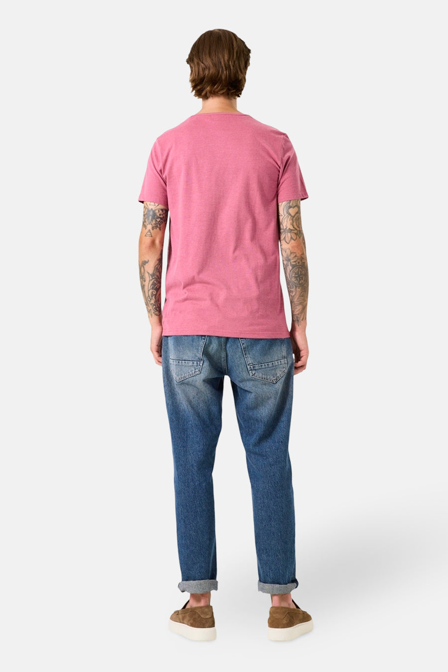 Roze T-shirt met korte mouwen van GARCIA, gedragen met opgerolde blauwe jeans en bruine schoenen, achtergezicht.