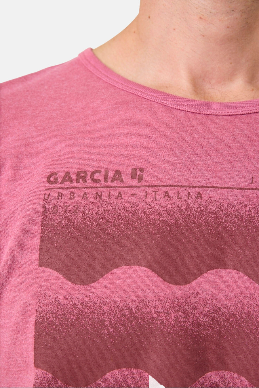 Roze T-shirt met korte mouwen van GARCIA, met een grafische golfprint.
