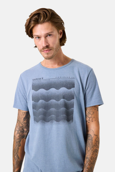 Blauwe t-shirt met korte mouwen van GARCIA, met een waaierachtig grafisch ontwerp op de voorzijde.