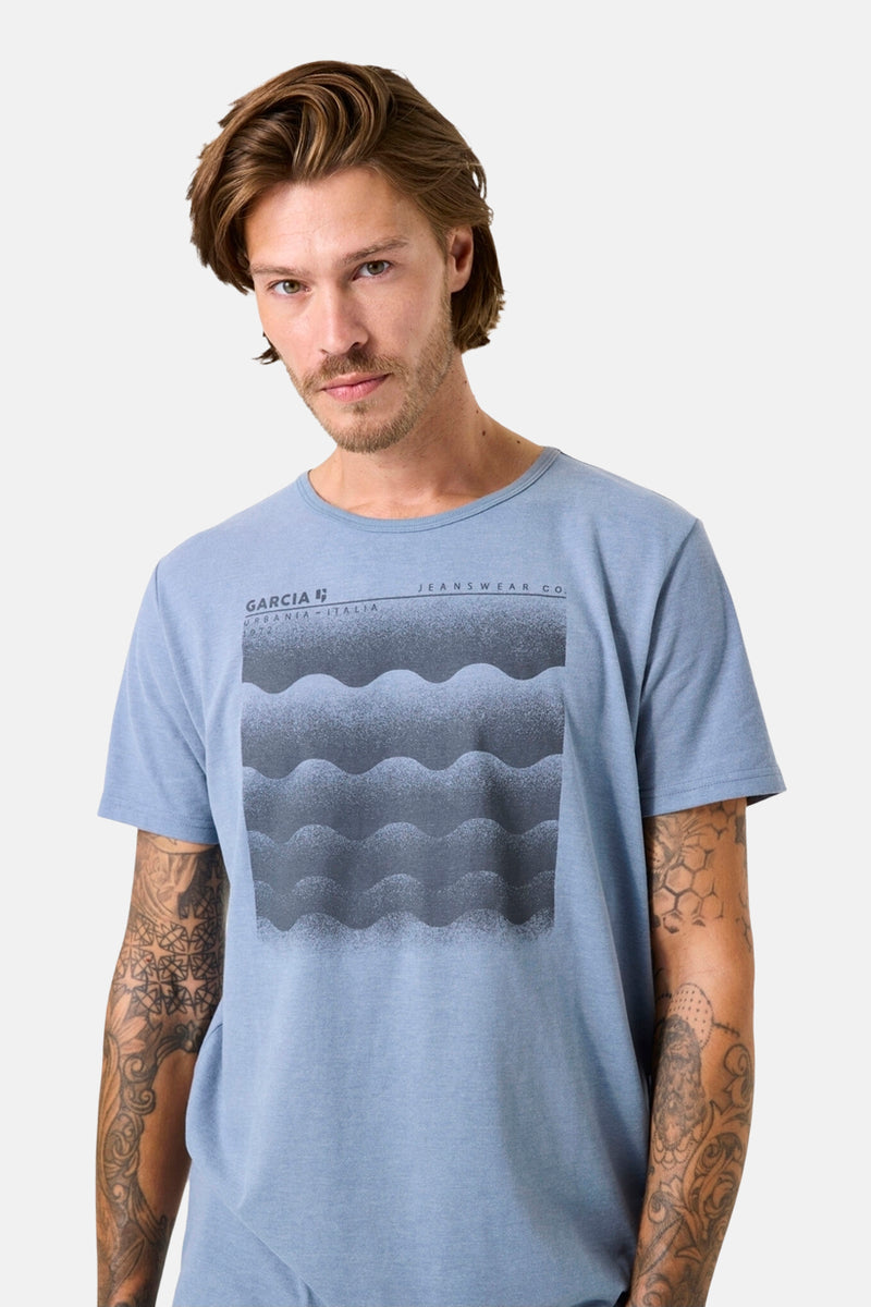Blauwe t-shirt met korte mouwen van GARCIA, met een waaierachtig grafisch ontwerp op de voorzijde.