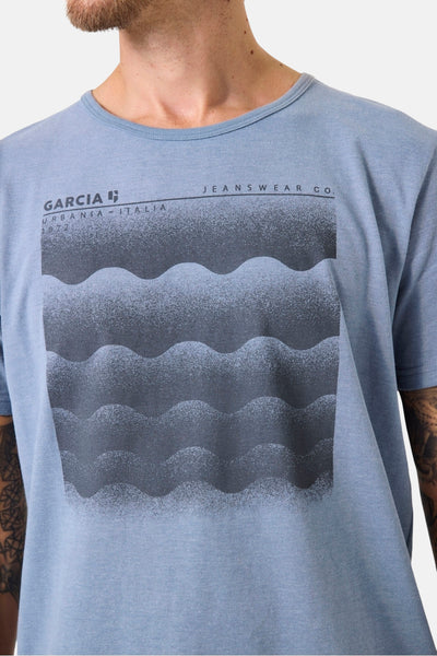 T-shirt bleu à manches courtes de GARCIA, orné d'un motif vague graphique en dégradé de gris.