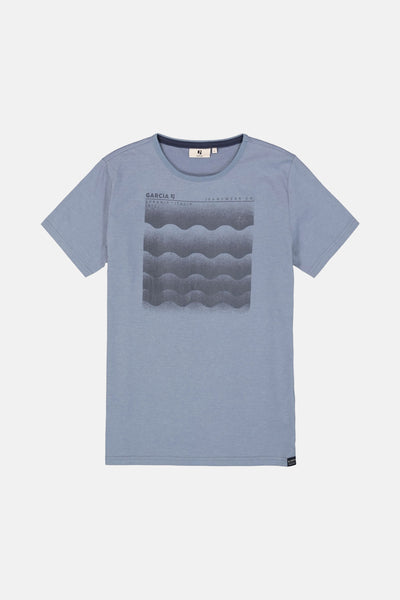 T-shirt bleu à manches courtes de GARCIA, avec motif graphique vague gris sur le devant.
