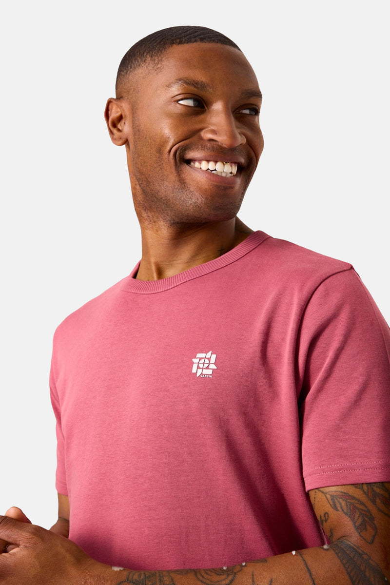 T-shirt rose à manches courtes de GARCIA, avec un petit logo blanc sur la poitrine et une texture en maille fine.