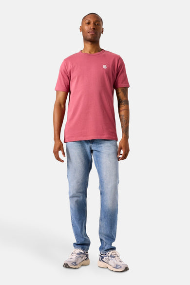 T-shirt à manches courtes rose de GARCIA, porté avec un jean bleu et des baskets.