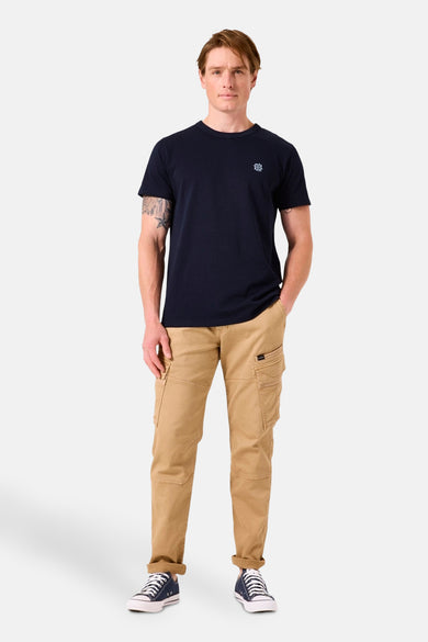 T-shirt bleu à manches courtes de GARCIA, porté avec un pantalon cargo couleur sable et des baskets basses bleu marine.