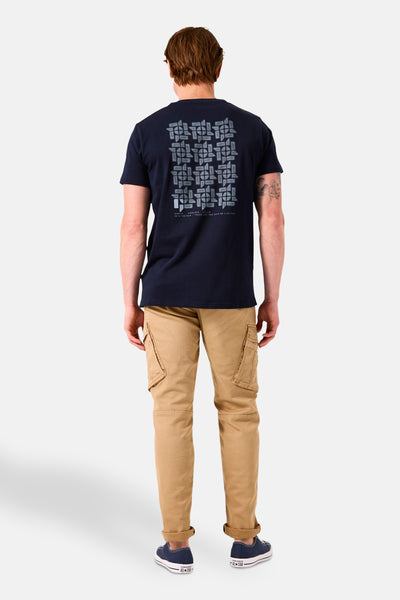 T-shirt bleu à manches courtes de GARCIA, motif graphique imprimé au dos, porté avec un pantalon cargo beige.