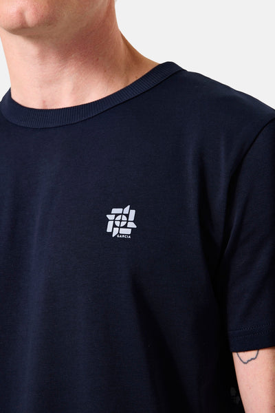 Blauwe korte mouw T-shirt van GARCIA, met een discreet wit logo op de borst.