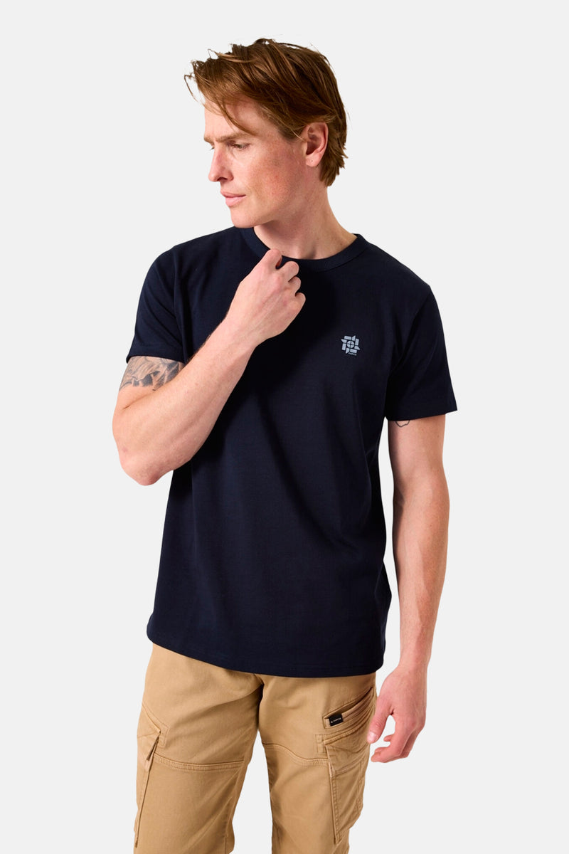 T-shirt bleu à manches courtes de GARCIA, avec un petit logo sur la poitrine, porté avec un pantalon cargo beige.
