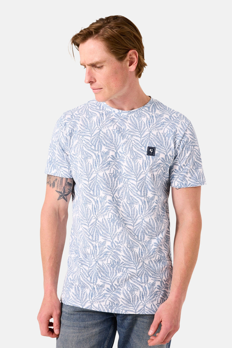 Blauw T-shirt met korte mouwen van GARCIA, bedrukt met een patroon van blauwe bladeren op een witte achtergrond.