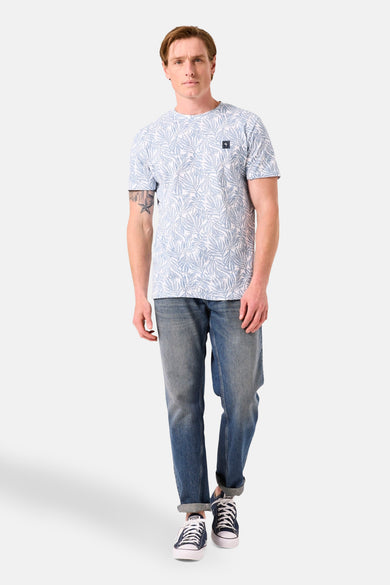 Blauw T-shirt met korte mouwen van GARCIA, met bladprint en gedragen met een spijkerbroek en sportschoenen.