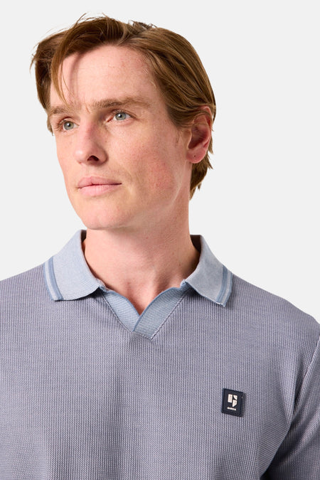 Blauw poloshirt met korte mouwen van GARCIA, met een lichte kraag en een subtiele wafelstructuur.