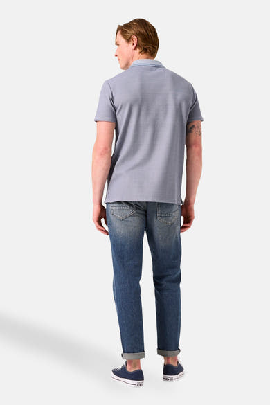 Blauw poloshirt met korte mouwen van GARCIA, gedragen met een spijkerbroek en marineblauwe sneakers, achtergezicht.