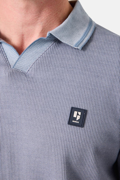 Blauwe polo met korte mouwen van Garcia, met geweven textuur en vierkant logo op de borst.