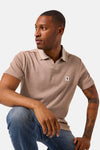 Beige poloshirt met korte mouwen van GARCIA, met contrasterende kraag en ribstructuur, gedragen met een spijkerbroek.