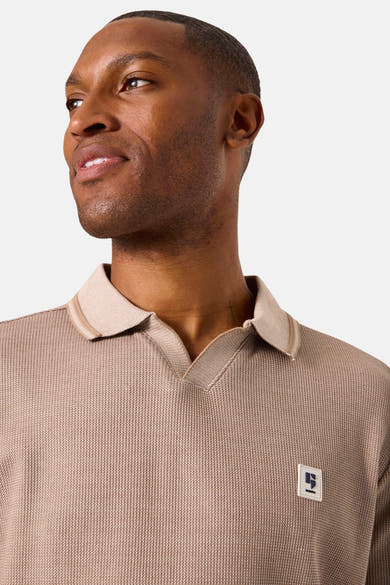 Beige poloshirt met korte mouwen van GARCIA, met contrasterende kraag en discreet logo op de borst.