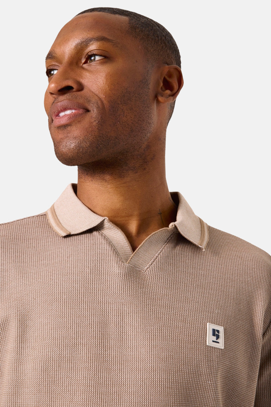 Beige poloshirt met korte mouwen van GARCIA, met contrasterende kraag en discreet logo op de borst.