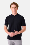Donkerblauwe polo met korte mouwen van GARCIA met subtiel textuurpatroon gedragen met een grijze broek.