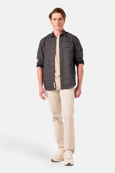 Blauw GARCIA overhemd met lange mouwen en print, gedragen over een beige T-shirt en een chino.