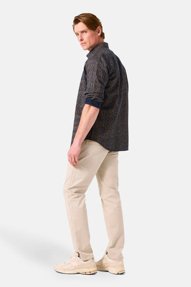 Blauw overhemd met lange mouwen en patroon, van GARCIA, met opgerolde mouwen en een beige broek.