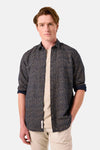 Blauwe blouse met lange mouwen en paisley-patroon van GARCIA, gedragen open over een beige T-shirt en een chino.