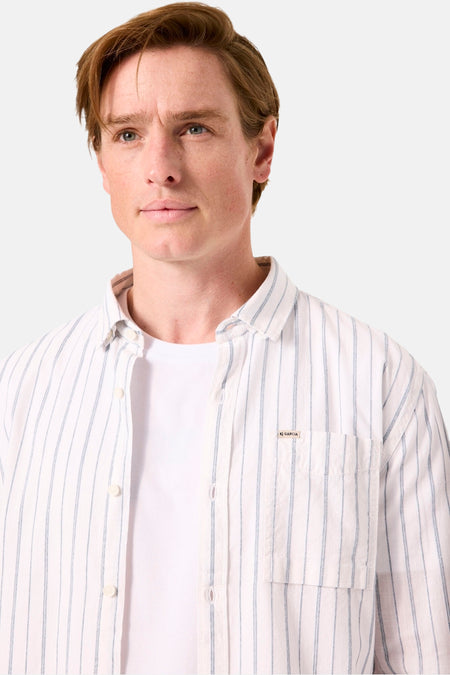 Chemise à manches longues blanche à rayures, de GARCIA, portée par-dessus un t-shirt blanc.