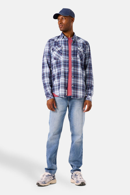 Chemise à manches longues bleue à carreaux by GARCIA, portée sur un t-shirt rouge et avec un jean clair.
