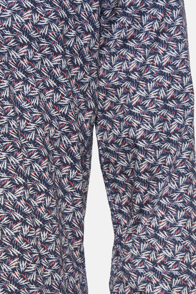 Chemise à manches longues bleue de GARCIA, avec motif de feuilles blanches, rouges et bleues.