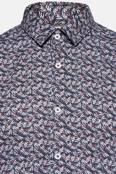 Chemise à manches longues bleue de GARCIA, à motifs abstraits blancs et rouges, avec boutons blancs.