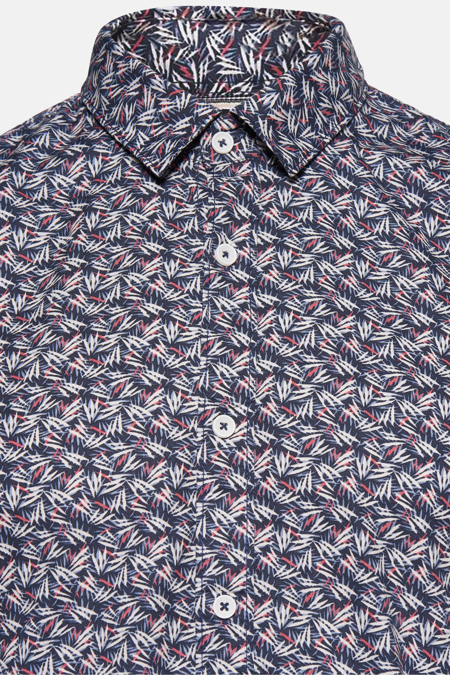 Chemise à manches longues bleue de GARCIA, à motifs abstraits blancs et rouges, avec boutons blancs.