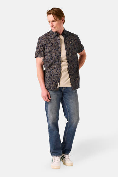 Blauw overhemd met korte mouwen en bladerpatroon van GARCIA, gedragen over een beige T-shirt en een blauwe jeans.