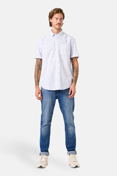 Wit T-shirt met korte mouwen van GARCIA, met een lichtblauw bladerpatroon, gedragen met een blauwe spijkerbroek en beige sneakers.