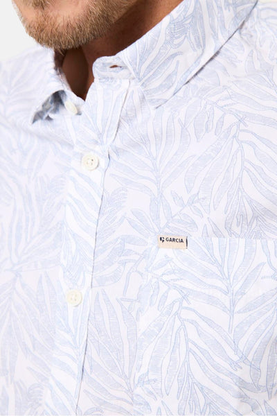Chemise blanche à manches courtes de GARCIA, avec un motif de feuilles bleues.
