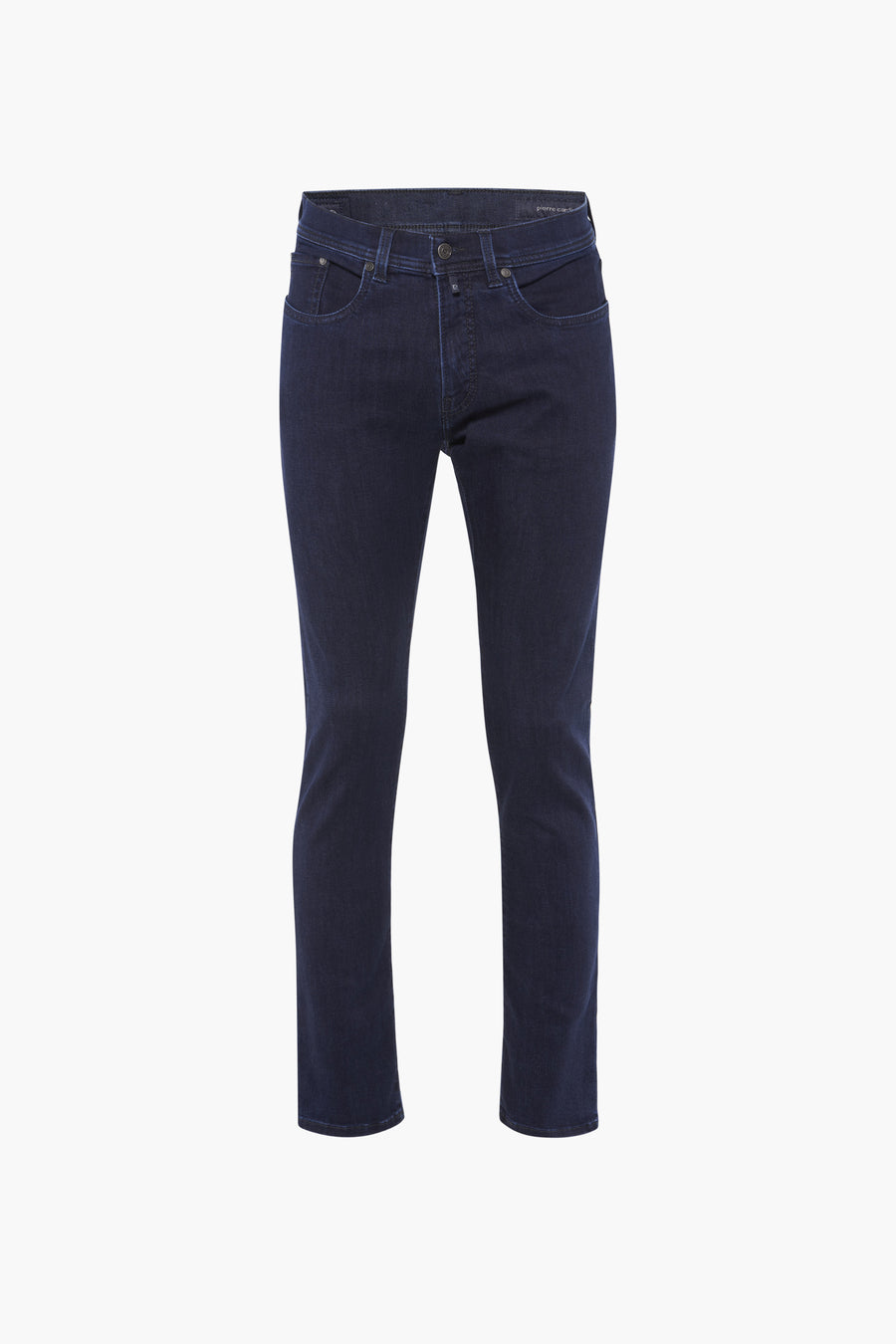 Jean droit en denim bleu foncé de Pierre Cardin, coupe classique, poches avant et arrière, sur fond blanc.