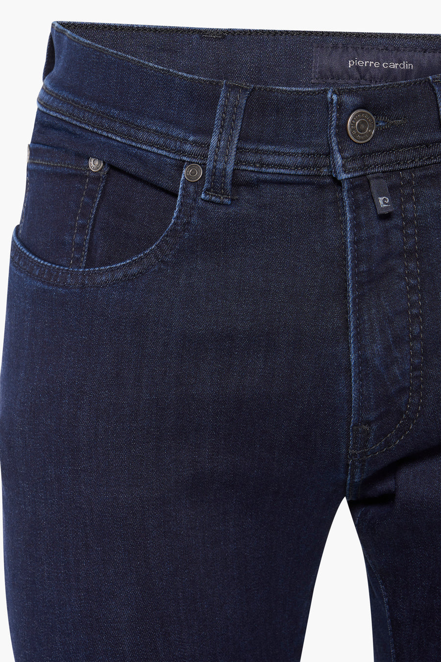 Jean droit en denim bleu marine de Pierre Cardin, avec poches avant et détails de couture apparents.