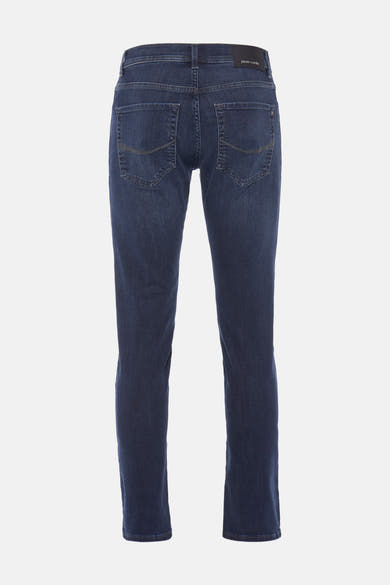 Jean droit bleu de PIERRE CARDIN, coupe classique, poches arrières avec surpiqûres.