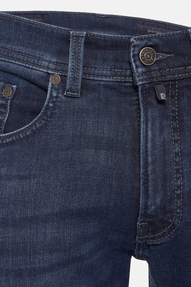 Jeans droit bleu par Pierre Cardin avec fermeture à bouton et poches classiques.
