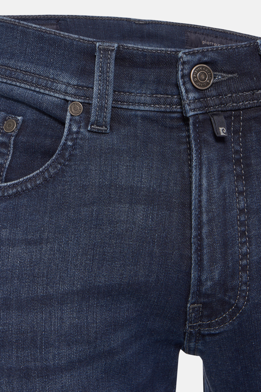 Jeans droit bleu par Pierre Cardin avec fermeture à bouton et poches classiques.