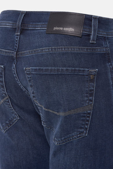 Jean droit bleu de PIERRE CARDIN avec une poche arrière et un patch en cuir.
