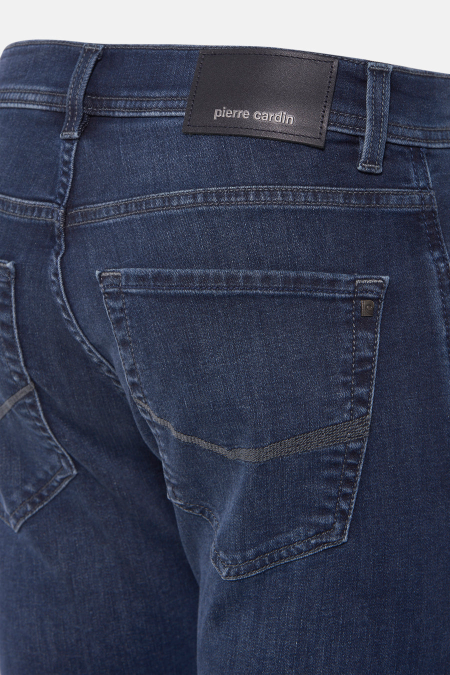 Jean droit bleu de PIERRE CARDIN avec une poche arrière et un patch en cuir.
