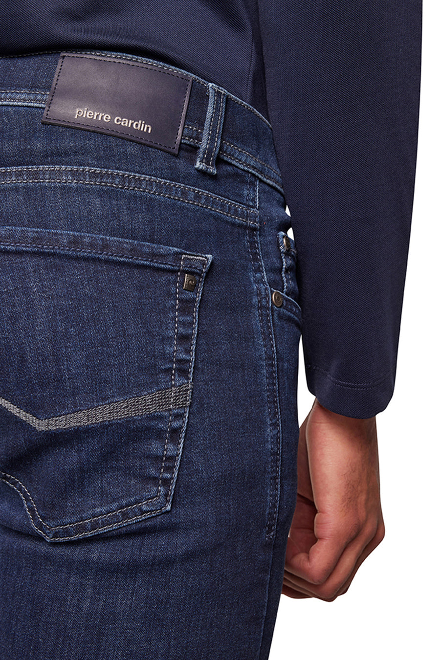 Jean droit bleu de PIERRE CARDIN, avec poche arrière distinctive et étiquette de marque en cuir.
