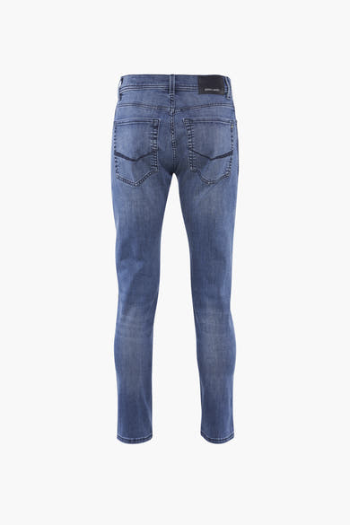 Jean droit bleu de PIERRE CARDIN, avec poches arrière passepoilées et effet délavé.