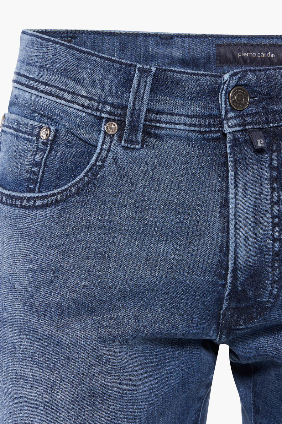 Jean droit bleu par Pierre Cardin, avec poche, bouton et détail du logo de la marque.