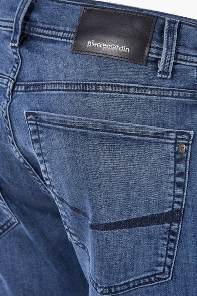 Jean droit bleu de PIERRE CARDIN, avec une poche arrière et une étiquette de marque en cuir.
