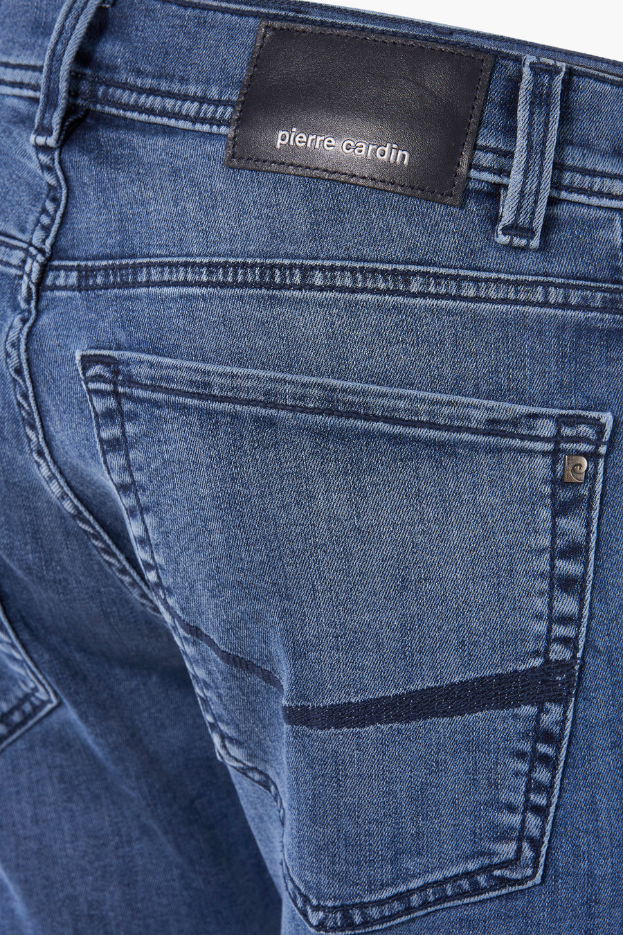 Jean droit bleu de PIERRE CARDIN, avec une poche arrière et une étiquette de marque en cuir.
