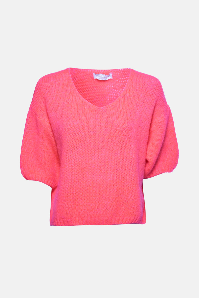 Pull corail à col rond par AMELIE ET AMELIE en maille duveteuse à manches courtes bouffantes.