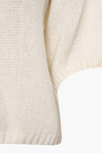 Pull à col rond beige d'AMELIE ET AMELIE, en tricot duveteux, avec manches courtes bouffantes.