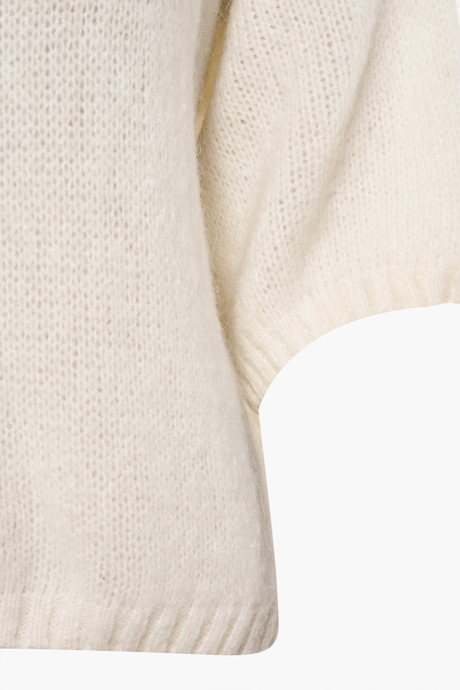 Pull à col rond beige d'AMELIE ET AMELIE, en tricot duveteux, avec manches courtes bouffantes.