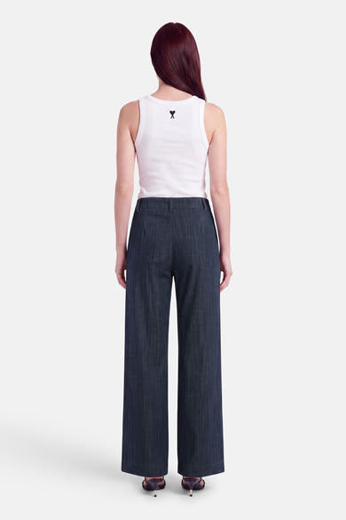 Pantalon de costume en denim bleu foncé par AMELIE ET AMELIE, vue arrière, coupe large et droite, avec ourlet droit et détail de poches discrètes.
